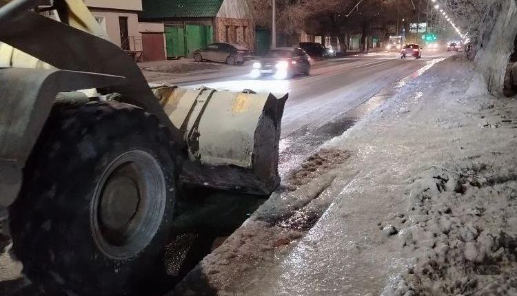 Идет расчистка автотрасс от снега, обработка дорог, где требуется, песчано-соляной смесью