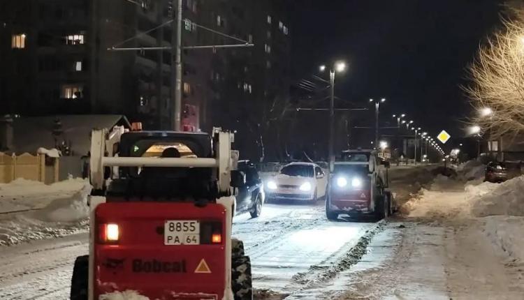 В Саратове ночью городские коммунальные службы вели уборку снега и наледи на улично-дорожной сети
