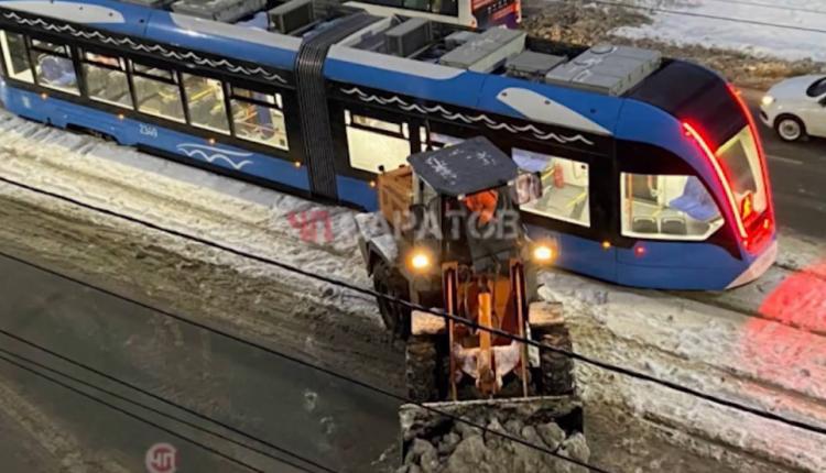 В Заводском районе снегопогрузчик, двигаясь задним ходом, протаранил трамвай № 9