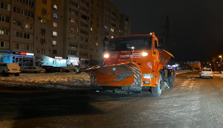 В Саратове течение ночи службы благоустройства города устраняли последствия снегопада