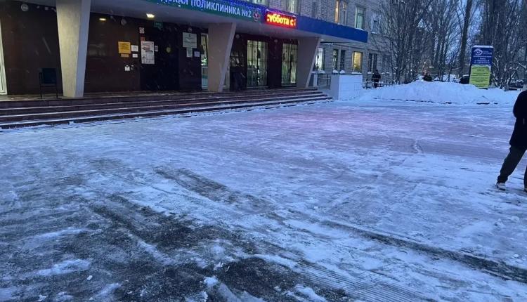 Особое внимание уделяется расчистке подъездов и пешеходных дорожек у медицинских учреждений, чтобы обеспечить беспрепятственный доступ для врачей, пациентов и машин скорой помощи