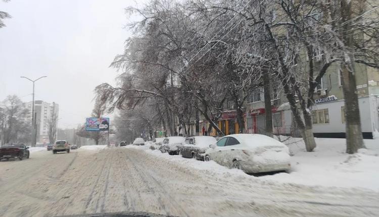 Оставленный на проезжей части автотранспорт мешает работе дорожных служб