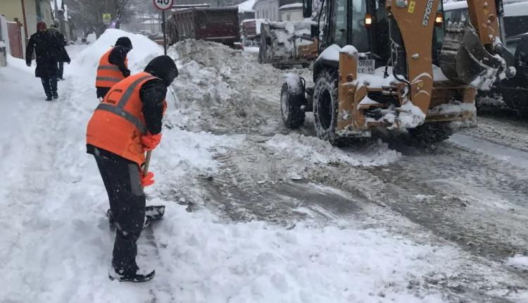 Сегодня днем механизированная уборка дорог регионального значения в черте города ведется по всем четырем транзитным маршрутам