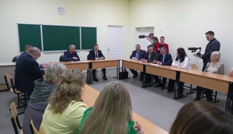 Сейчас образовательное учреждение переполнено, дети учатся в две смены