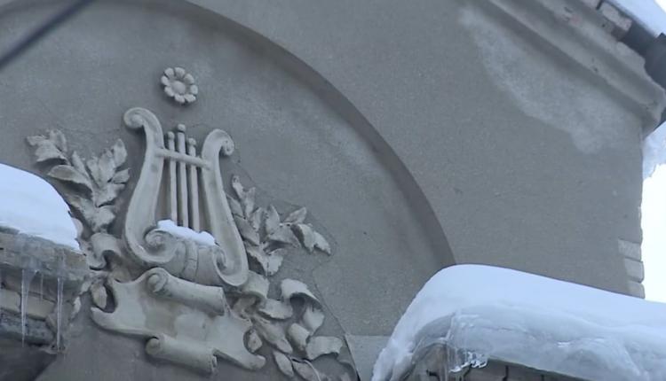 Как только после большого снегопада наступает оттепель или идет сильный дождь, в квартирах начинается ливень