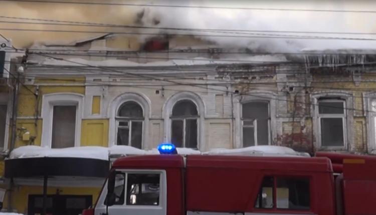 Огонь охватил кровлю двухэтажного жилого дома на Большой Казачьей