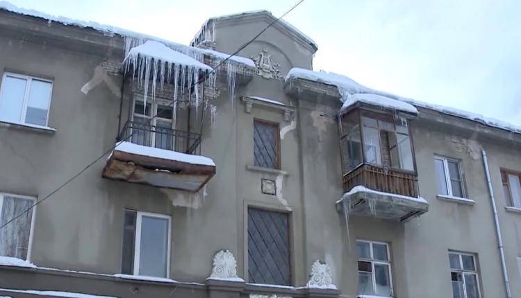 Как только после большого снегопада наступает оттепель или идет сильный дождь, у них все протекает