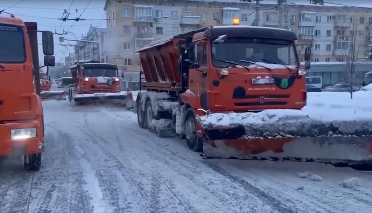 На расчистке улиц Саратова в дневные часы задействовали около 400 единиц техники