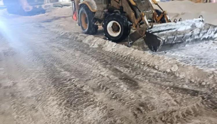 Дорожные бригады продолжают работать в круглосуточном режиме