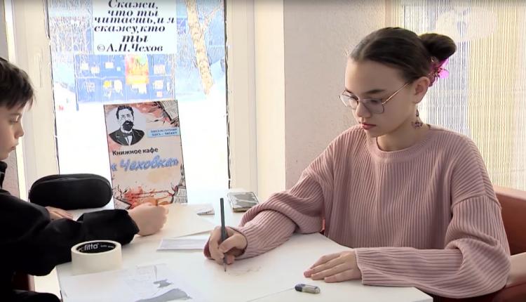 Каждому посетителю доступны сотни книг. Новое заведение расположено в читальном зале библиотеки № 37