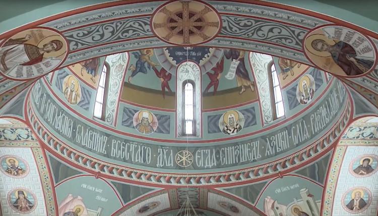 Работу начали еще весной прошлого года, ее выполняли московские мастера стенописной артели