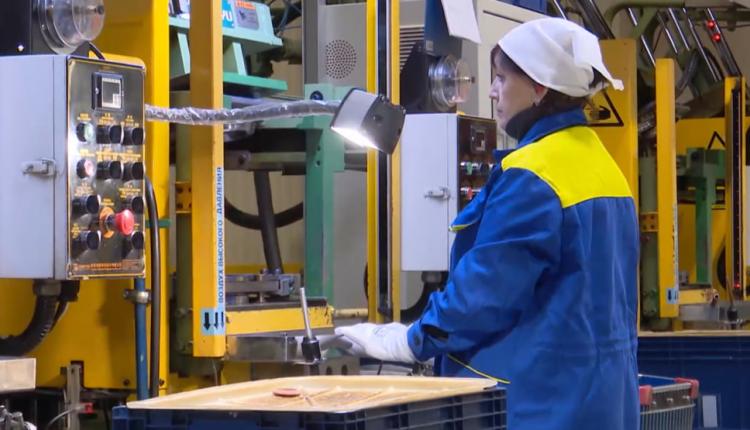 Депутаты областной Думы и представители регионального правительства с рабочей поездкой посетили местные предприятия, чтобы оценить, как осваиваются средства Фонда развития промышленности