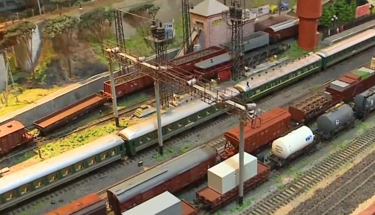 Сергей Фоломкин прокладывает рельсы и возводит миниатюрные станции прямо у себя на чердаке