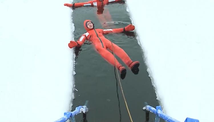 Это необычный вид зимней активности на воде, во время которой человек плавает в специальном гидрокостюме