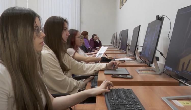 Первыми к их созданию приступили студенты Саратовского художественного училища имени Боголюбова