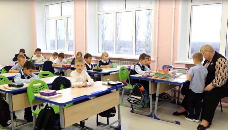 Учителя сельских школ – в размере 10 тысяч рублей; воспитатели сельских детских садов – в размере 5 тысяч рублей