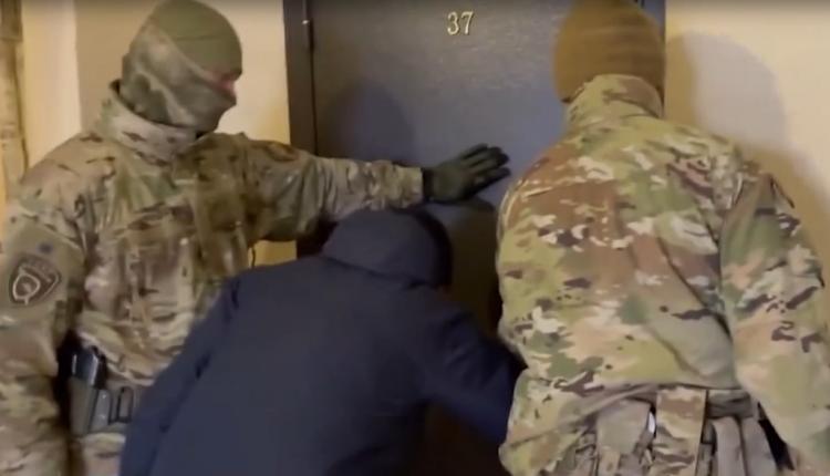 Подозреваемым 25, 33 и 37 лет, они безработные и приехали из Ивановской области. Два месяца они скитались по съемным квартирам в Саратове и Энгельсе и везде ставили специальное оборудование — компьютеры, сим-боксы – специальные коробки, которые позволяют мошенникам звонить как будто с местных номеров и сим-карты. Через эту технику аферисты с Украины и звонили жителям. В полиции напомнили, что сейчас 100% таких звонков в Саратовскую область идет именно с Украины.