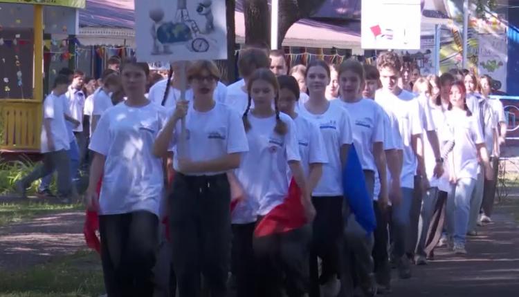 Значительную часть средств он перечислил на проведение летней школы «Созвездие» для одаренных детей в оздоровительно-образовательном центре «Дубки»