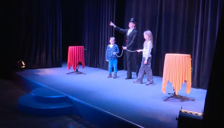 В саратовском Театре магии и фокусов «Самокат» состоялся спектакль «Стань волшебником!»