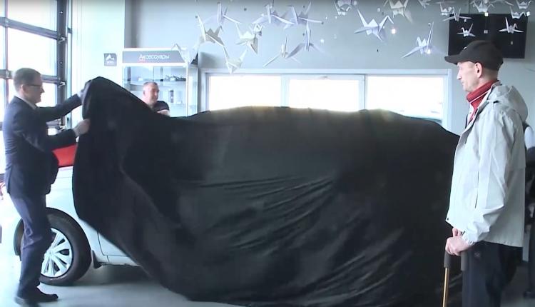 Саратовскому ветерану СВО вручили специализированный автомобиль с ручным управлением