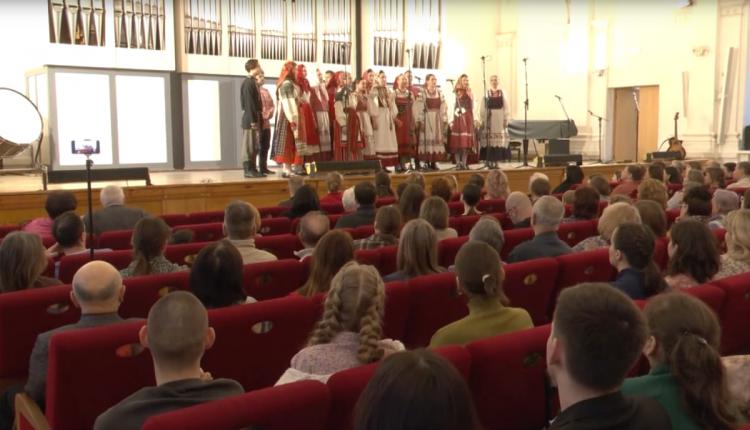 Жители и гости областного центра смогли увидеть выступление московского народного хора – один из немногих в стране молодежных коллективов, который пропагандирует традиционную народную культуру