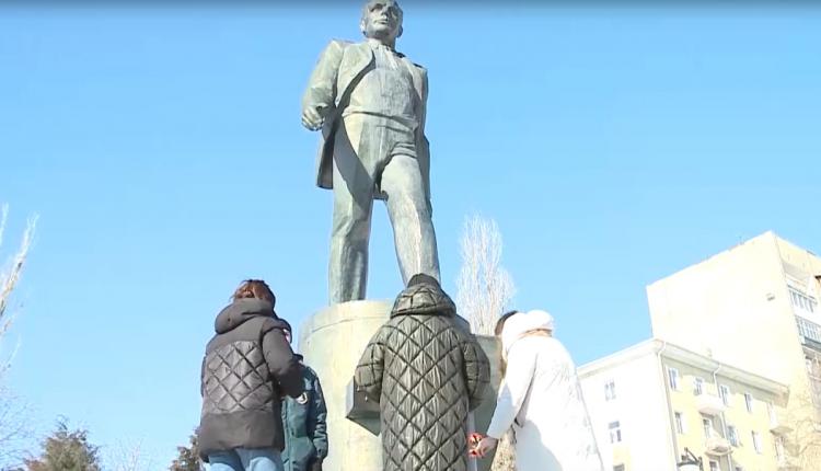 Уже по традиции студенты политеха и профессионально-педагогического колледжа СГТУ имени Гагарина Ю.А. возложили цветы к памятнику на Набережной Космонавтов