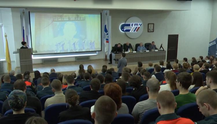 Открытие тематическое, из раза в раз организаторы приглашают космонавтов, людей, которые строили ракеты или хранителей тематических музеев