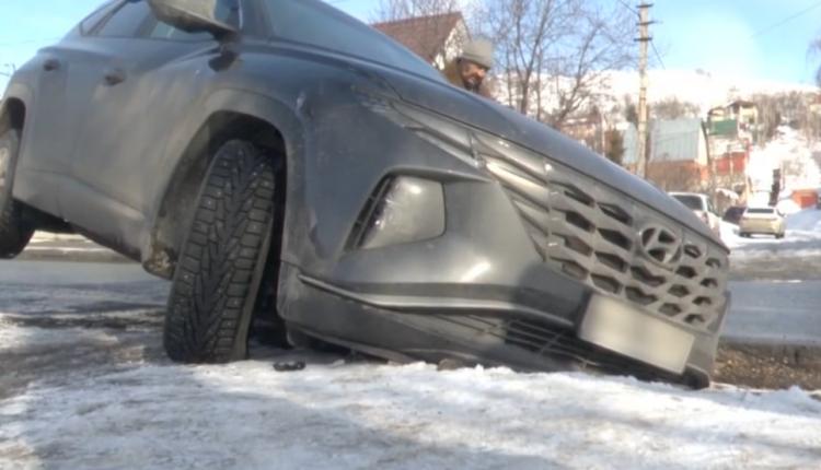 Из-за перепадов температур в асфальте образуются огромные дыры