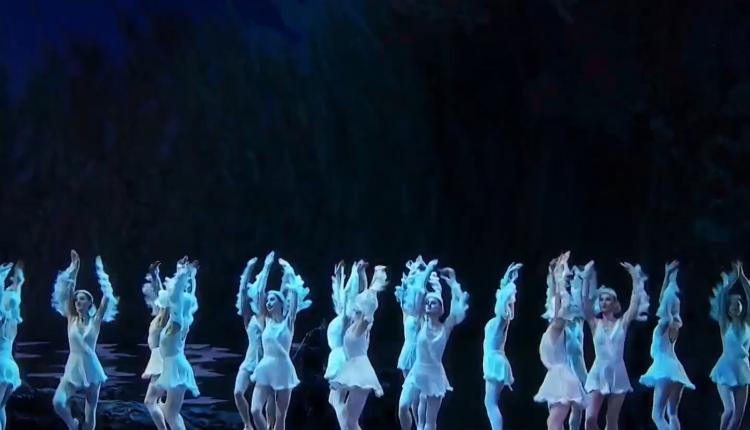 Показ стартовал в 70 городах страны в рамках проекта, слоган которого «Театр становится ближе и доступнее»