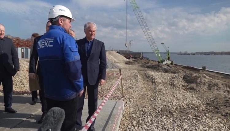 Во время рабочей поездки Вячеслав Володин ознакомился с ходом реализации заключительного этапа строительства саратовской набережной
