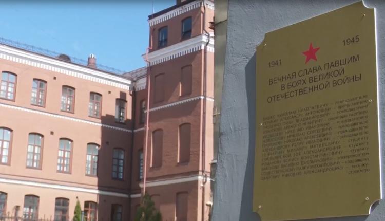 Традиционно в этот день волонтеры и активисты разных движений проводят уборку и приводят в порядок памятные объекты