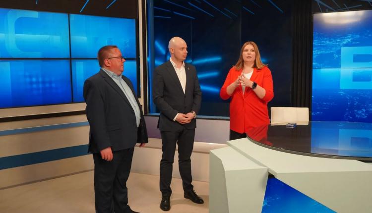 Показала работу телецентра изнутри руководитель информационной службы ГТРК «Саратов» Татьяна Кудасова