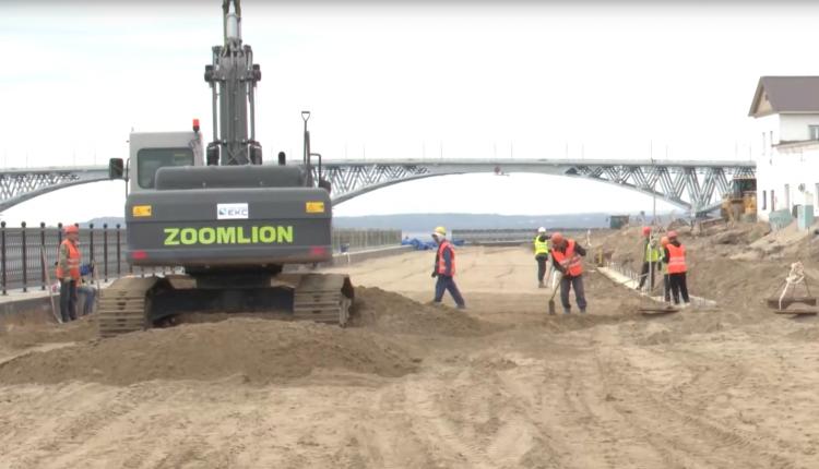 Сейчас ведутся работы в рамках третьего этапа – от моста до пляжа в Затоне