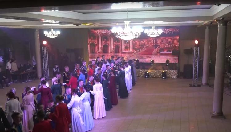 Она открылась офицерским балом