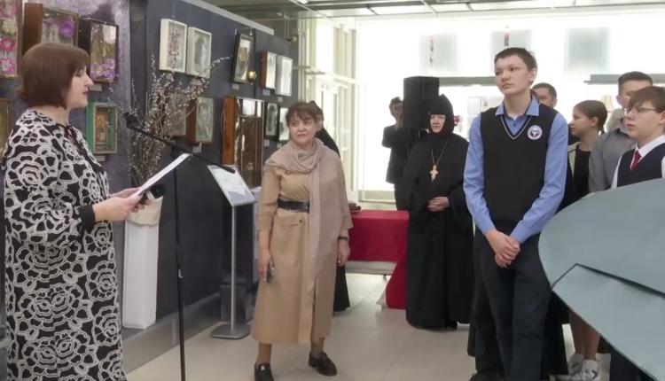 Она знакомит посетителей с православными фолежными иконами, которые были созданы в конце XIX – начале XX века и в Советском союзе.