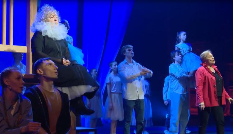 Ведущей актрисе Театра юного зрителя, народной артистке России Светлане Лаврентьевой – 85 лет