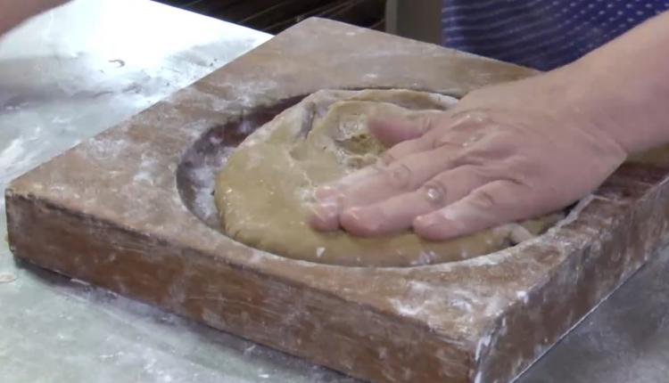 Раньше его называли «медовым хлебом» и готовили с большим количеством меда и пряностей