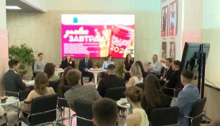 «Деловой завтрак» студентов вузов с зам.министра образования Саратовской области М.Ю. Поповым