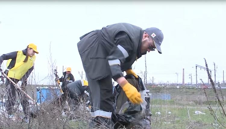 В рамках очередной экологической акции «Чистый берег» работники Саратовского НПЗ очистили от бытового и природного мусора эту часть прибрежной зоны в Заводском районе