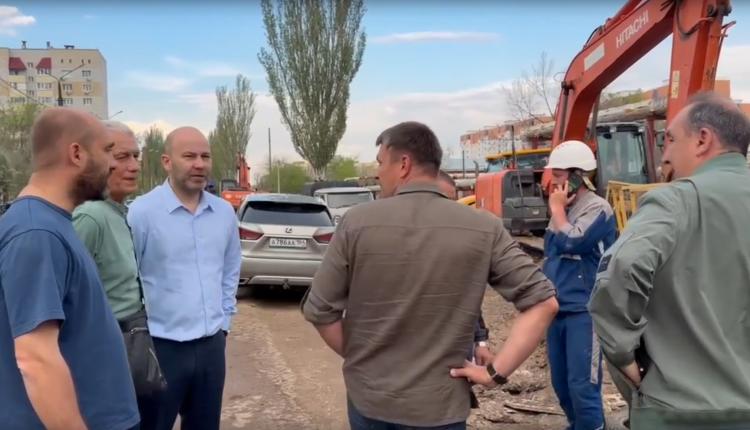 Председатель Общественного совета Энгельсского района Василий Буцких совместно с членами совета и руководителем управления муниципального жилищного контроля проинспектировали ряд дворовых территорий 
