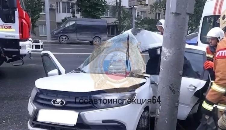 Напротив дома № 19 по улице Чернышевского водитель «Лады Гранты» не справился с управлением и врезался в световую опору
