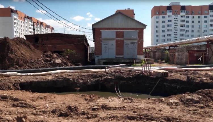 Монтаж установки для горизонтально-направленного бурения на улице Менделеева находится на завершающей стадии
