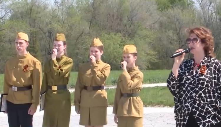 На площадке парка объединились ветераны, очевидцы тех страшных времен и новое поколение, которое чтит память и помнит о подвиге предков