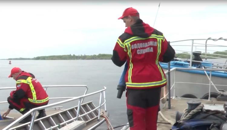 Водолазы областной службы спасения обследуют будущие пляжи региона, чтобы очистить их от мусора и предотвратить возможные ЧП во время купального сезона