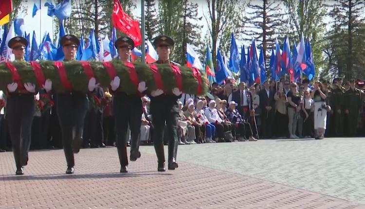 Возлагали цветы, осматривали технику