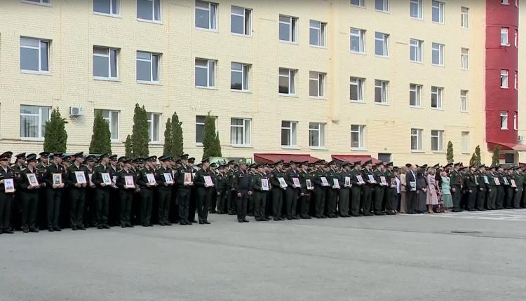 В акции приняли участие представители органов государственной власти региона, курсанты военных институтов, студенты саратовских вузов и даже школьники