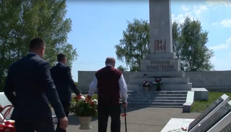 У мемориального комплекса, увековечившего подвиг военных автомобилистов, состоялась церемония возложения цветов