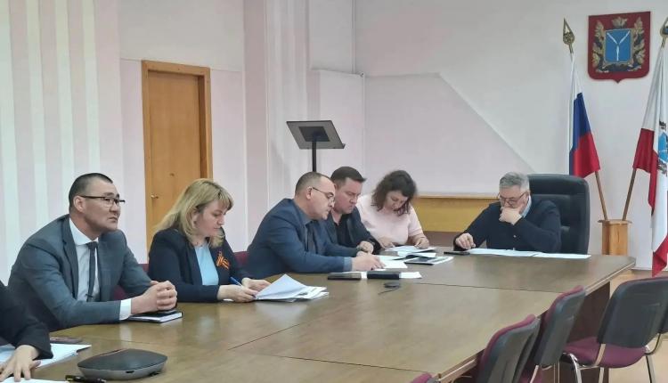 В Пугачевском районе планируют построить ледовую арену и ФОК, в Калининске – новый плавательный бассейн