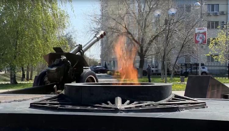 Традиционно накануне 9 мая специалисты чистят и ремонтируют горелки, оценивают состояние коммуникаций