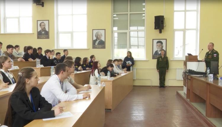 Сегодня на территории Саратовского военного инженерного училища радиационной, химической и биологической защиты прошла военно-историческая олимпиада для школьников